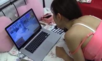 粉丝让女主播脱丝袜,女主播直播脱袜瞬间引发粉丝狂欢  第3张